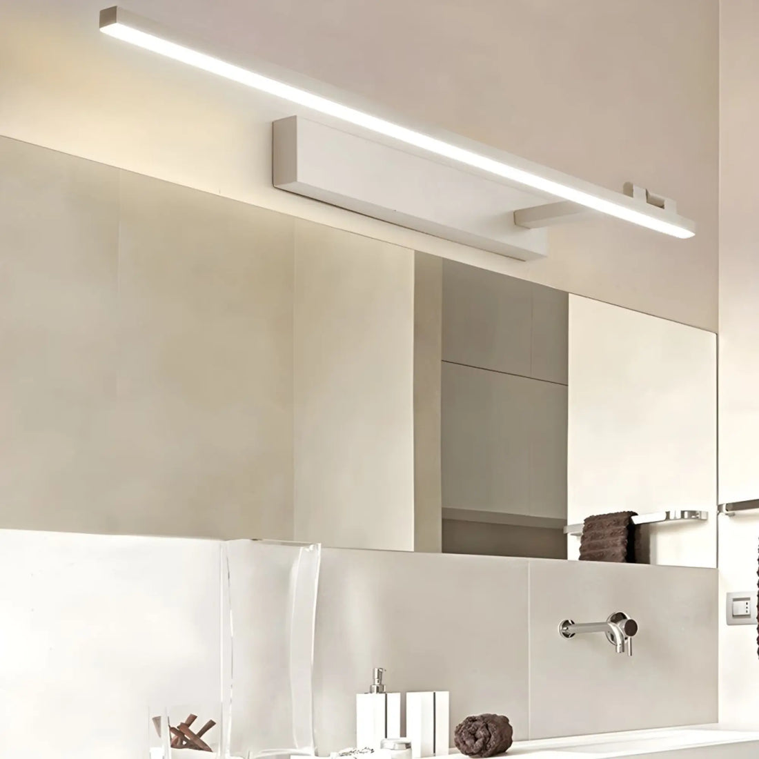 Applique murale Salle de bain LED orientable – design linéaire noir ou blanc