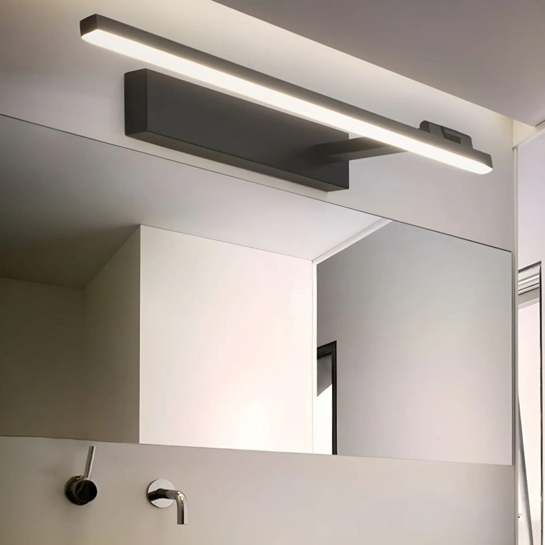 Applique murale Salle de bain LED orientable – design linéaire noir ou blanc