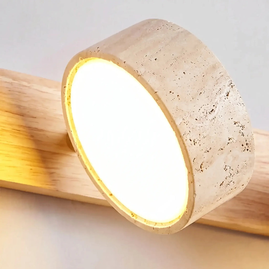 Applique murale LED salle de bain – Bois clair & travertin, design minimaliste